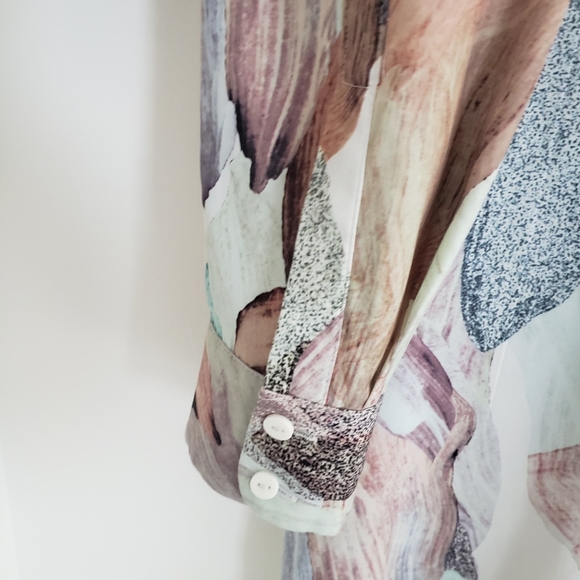 H&M paint stroke printed blouse size 6 navy/grey/tan - Picture 8 of 8